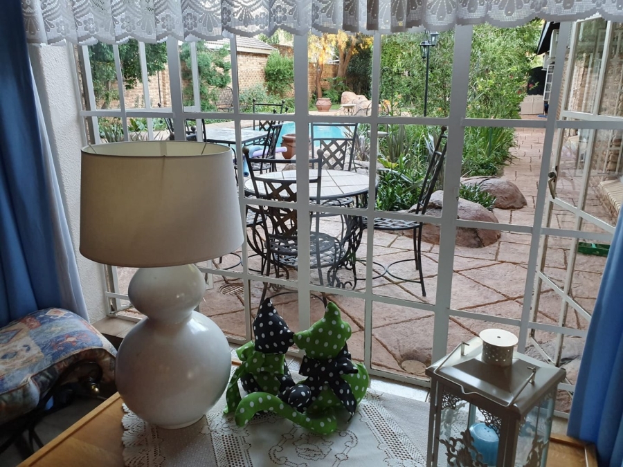 6 Bedroom Property for Sale in Flimieda North West